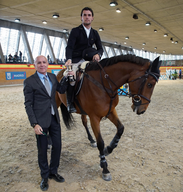 Joaquín Ballesteros Gerente del CCVM entrega el premio al vencedor del GP Sergio Álvarez Moya