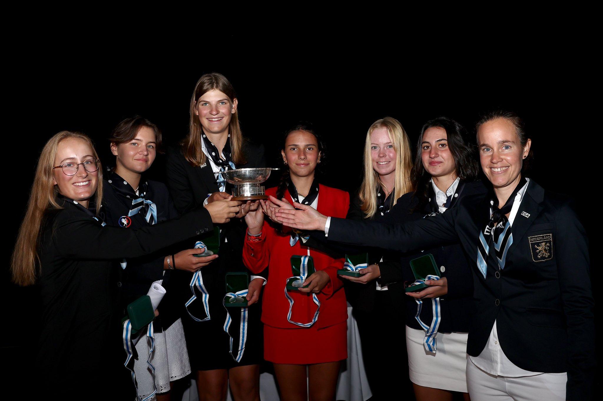 El equipo de Europa continental del Junior Vagliano Trophy, con Cayetana Fernández, en medio, de rojo. Foto: The R&A