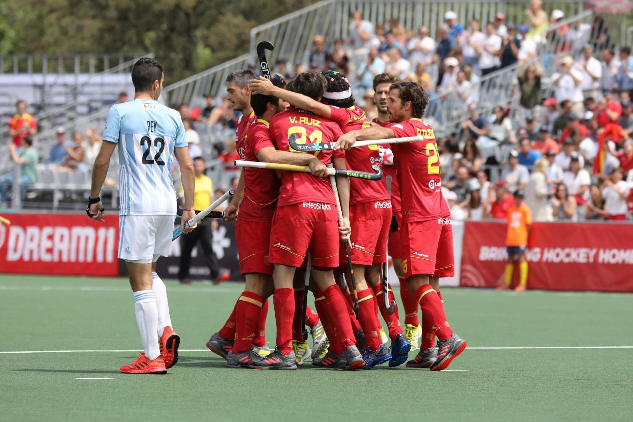 Los Red Sticks se abrazan tras marcar un gol en la Pro League. Foto: Miguel Ros