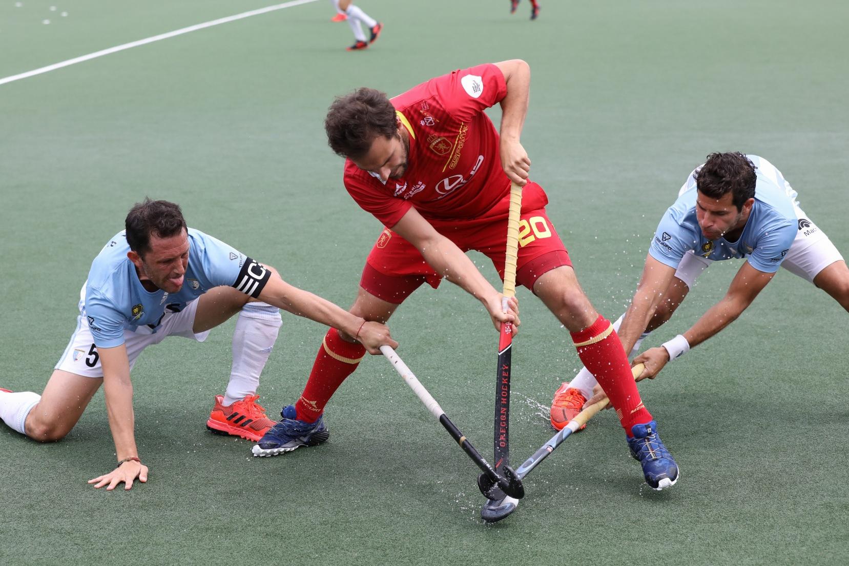 Dos jugadores argentinos presionan a Marc García. Foto: Miguel Ros