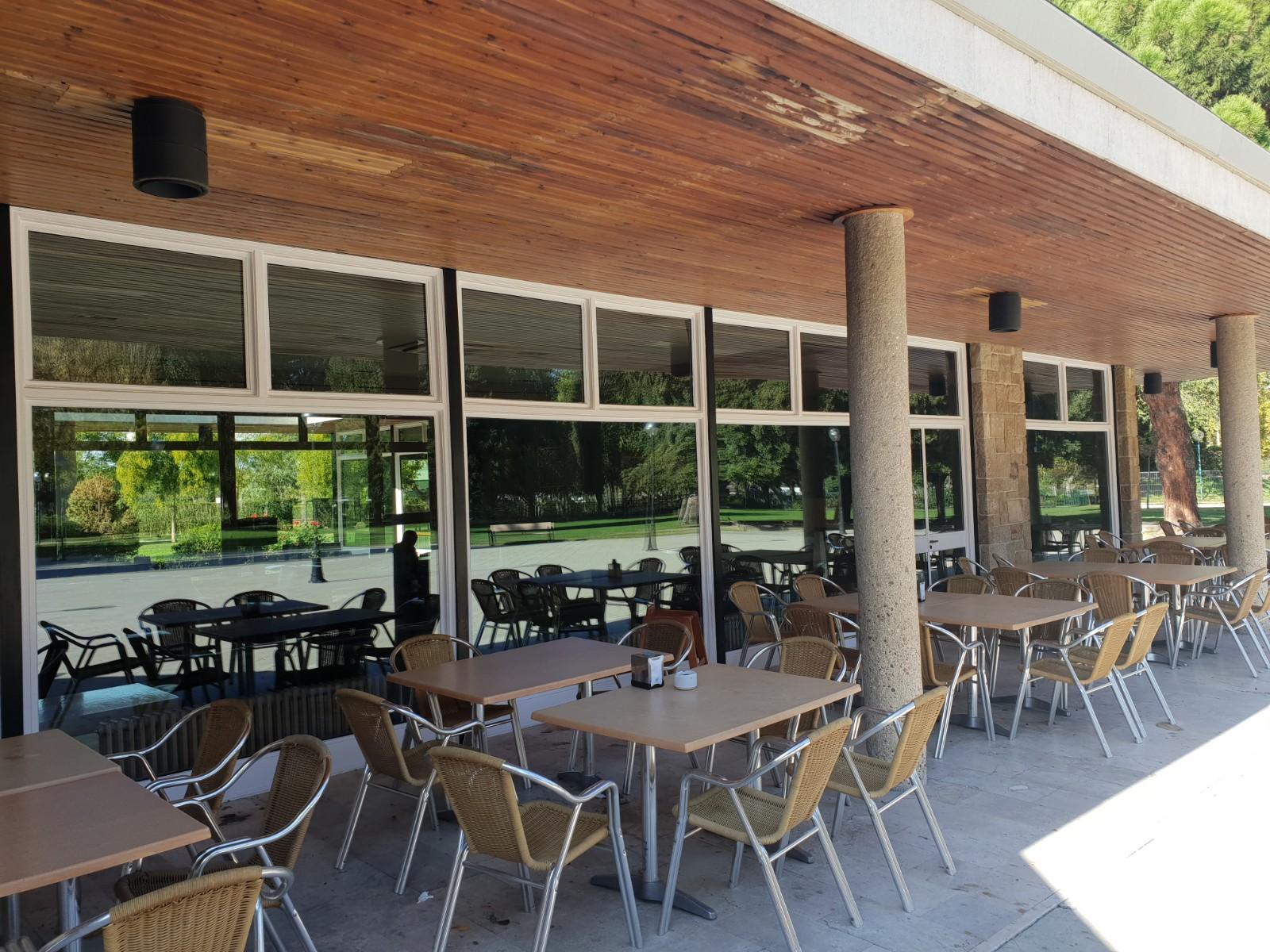 Sustitución de cerramientos acristalados en el chalet de tenis.