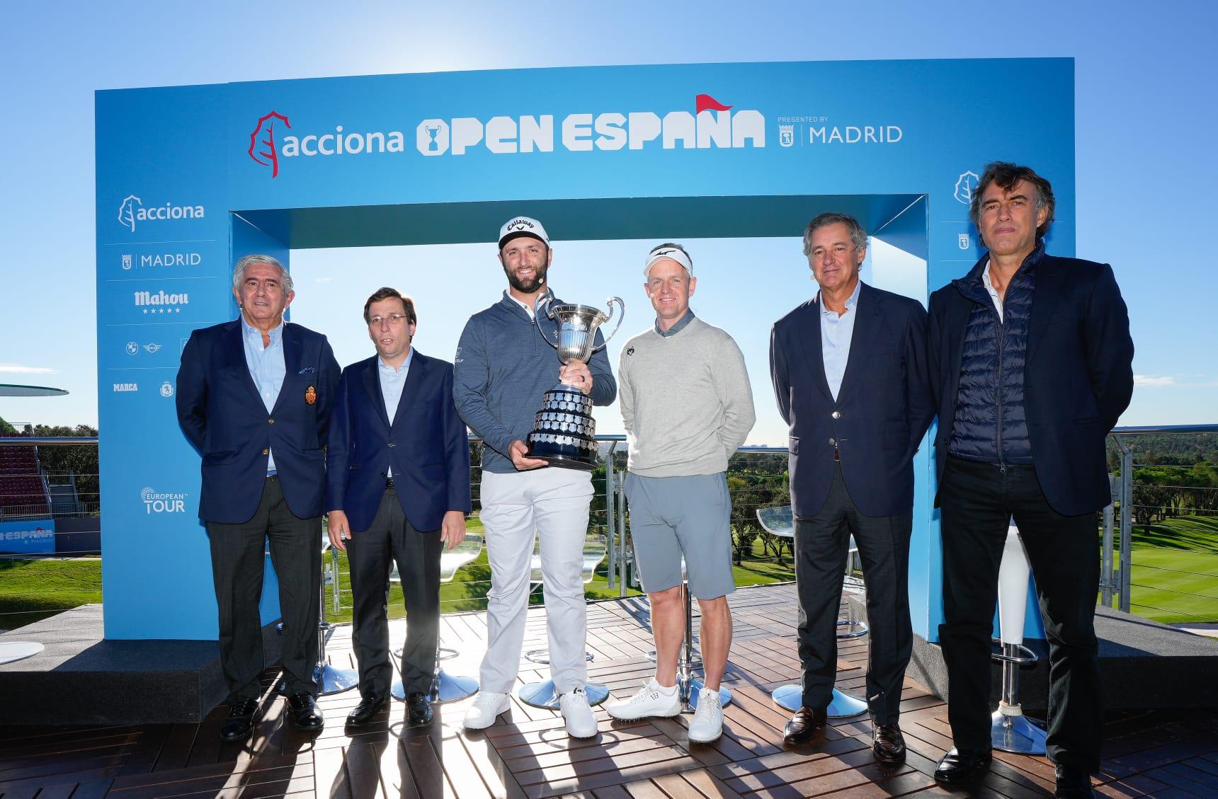 De izda. a dcha: Gonzaga Escauriaza, presidente de la Rfegolf; José Luis Martínez Almeida, alcalde de Madrid y presidente del Club; los golfistas Jon Rahm y Luke Donald; José Manuel Entrecanales, director ejecutivo de Acciona; y Gerard Tsobanian, presidente de MTP.