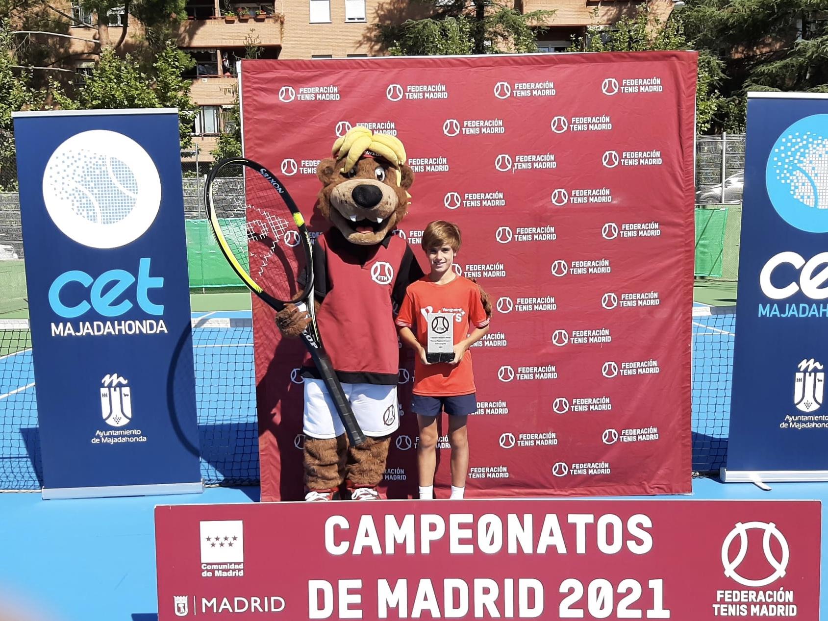 Beltrán Serrano de Pablo, con el trofeo de subcampeón benjamín de Madrid de tenis. Foto: FTM