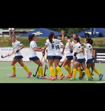 Bea Pérez, Marta Zorita, Amparo Gil, Belén Iglesias, Rocío Gutiérrez, María López, Alicia Magaz y Carmen Cano celebran un gol (Foto: Ignacio Monsalve)