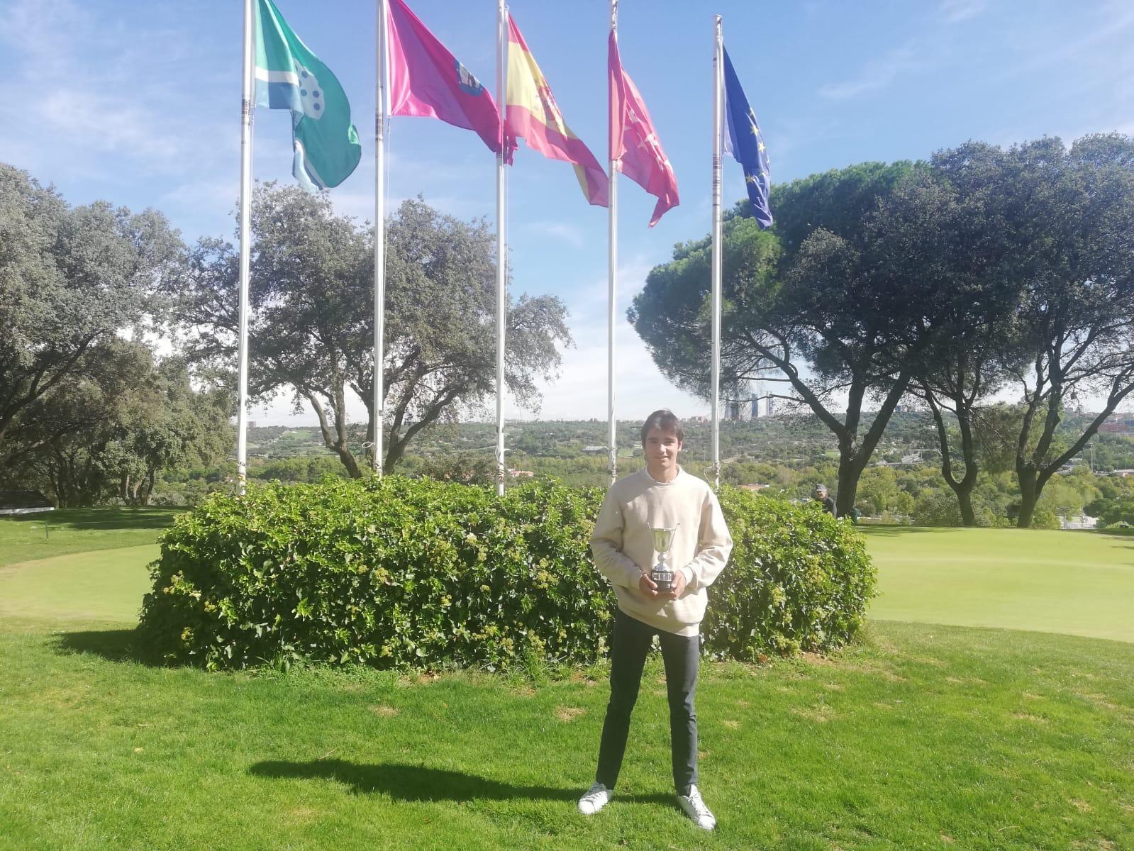 Alejandro Aguilera, con el trofeo de Campeón CCVM de golf.