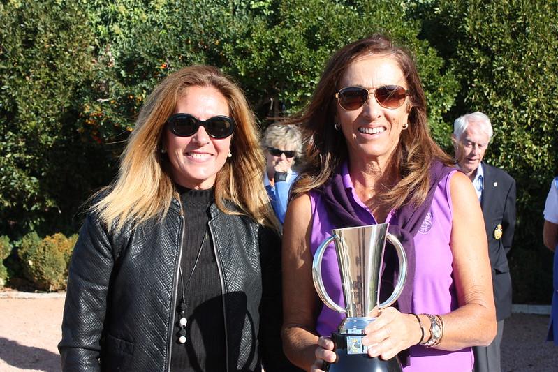 María de Orueta (dcha.) posa con la copa de Campeona de Madrid Sénior de golf. Foto: FGM