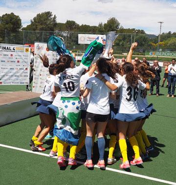 Rocío Gutiérrez levanta el título liguero rodeada por sus compañeras