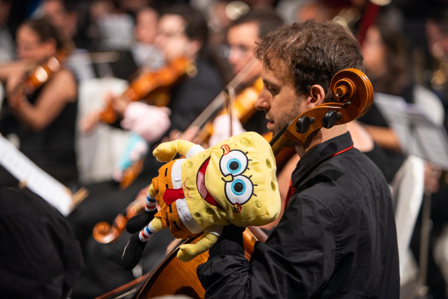 Un músico, con un muñeco de Bob Esponja en su instrumento durante el Concierto de Juguetes. Foto: Roberto Cuezva