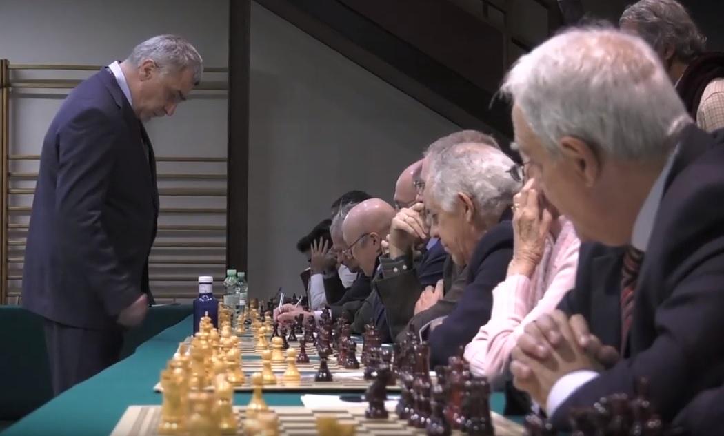 El Gran Maestro Ivanchuk, durante la exhibición de partidas simultáneas en el Club.