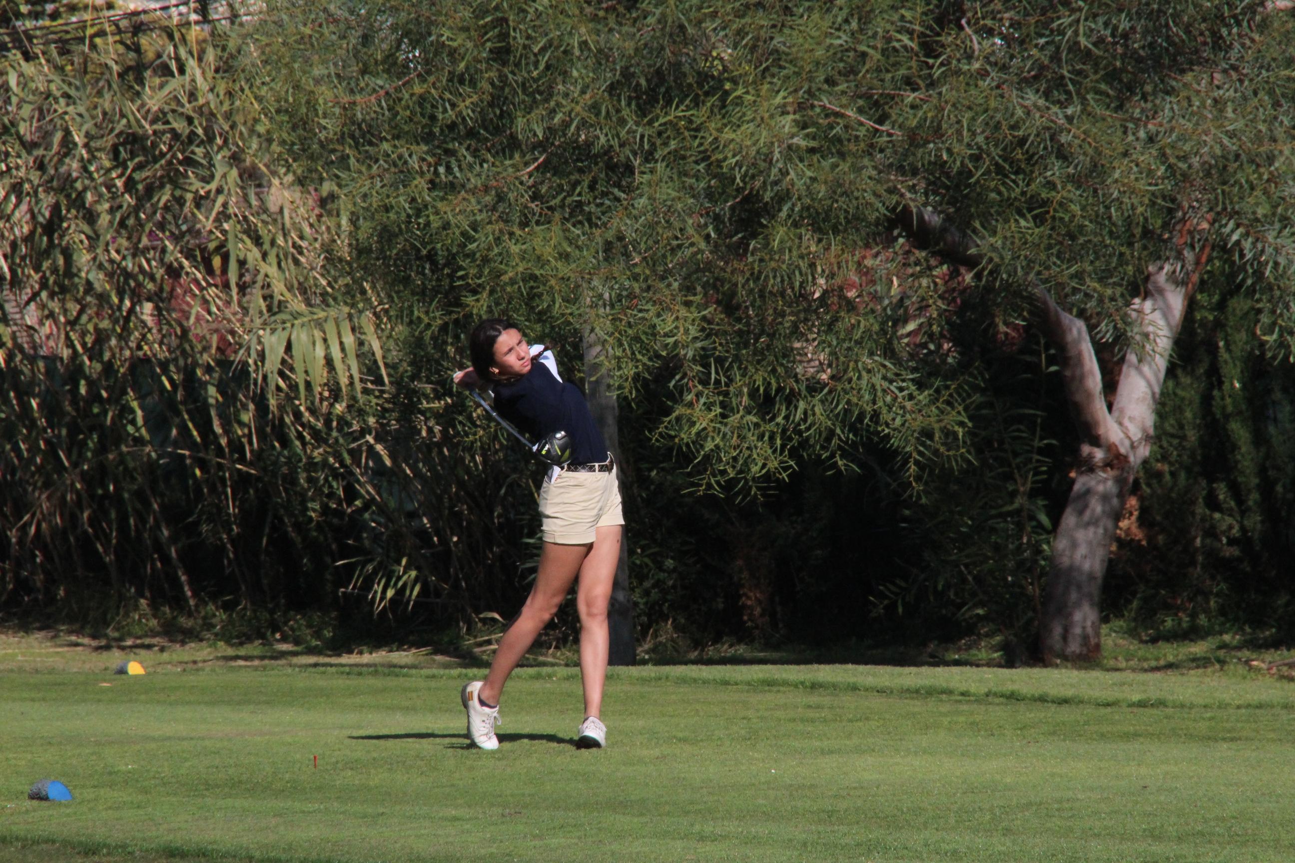 Cayetana Fernández ejecuta un golpe durante la Copa de Andalucía de golf. Foto: FGM