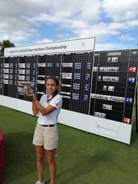 Cayetana Fernández levanta el trofeo de campeona en Inglaterra.