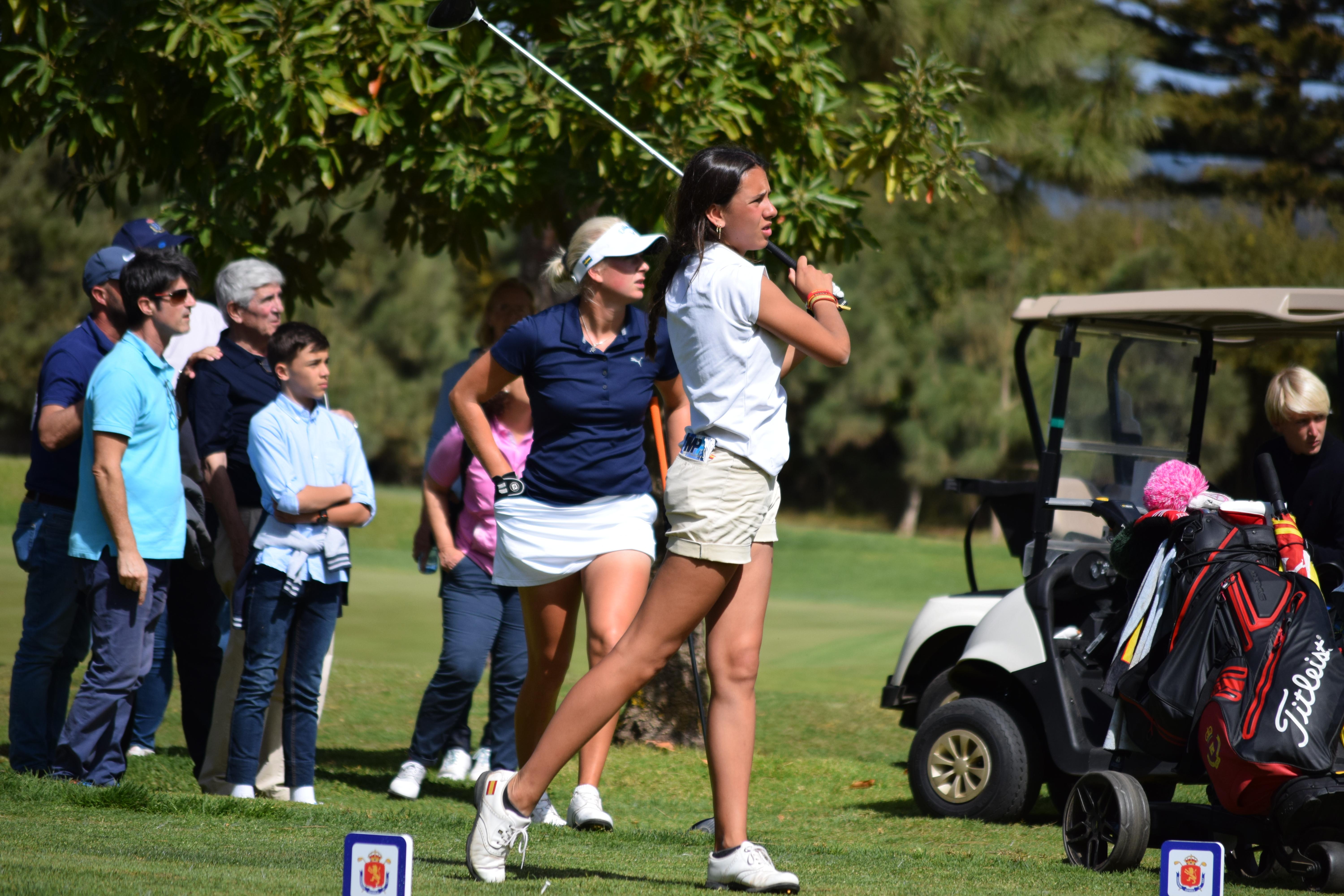 Cayetana Fernández sigue con la mirada una bola. Foto: Rfegolf