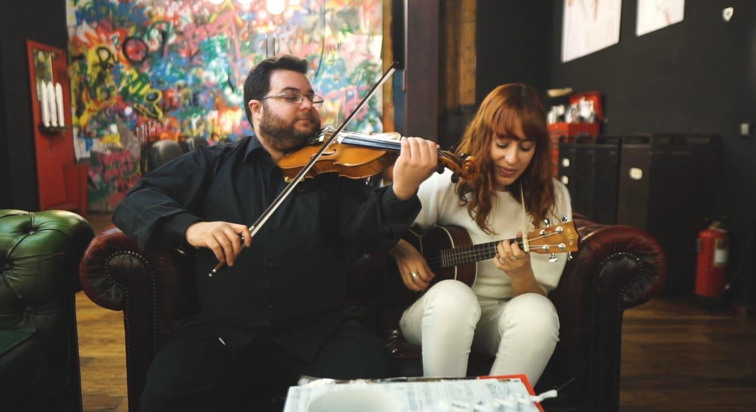 Dúo de violín y guitarra poncellina.