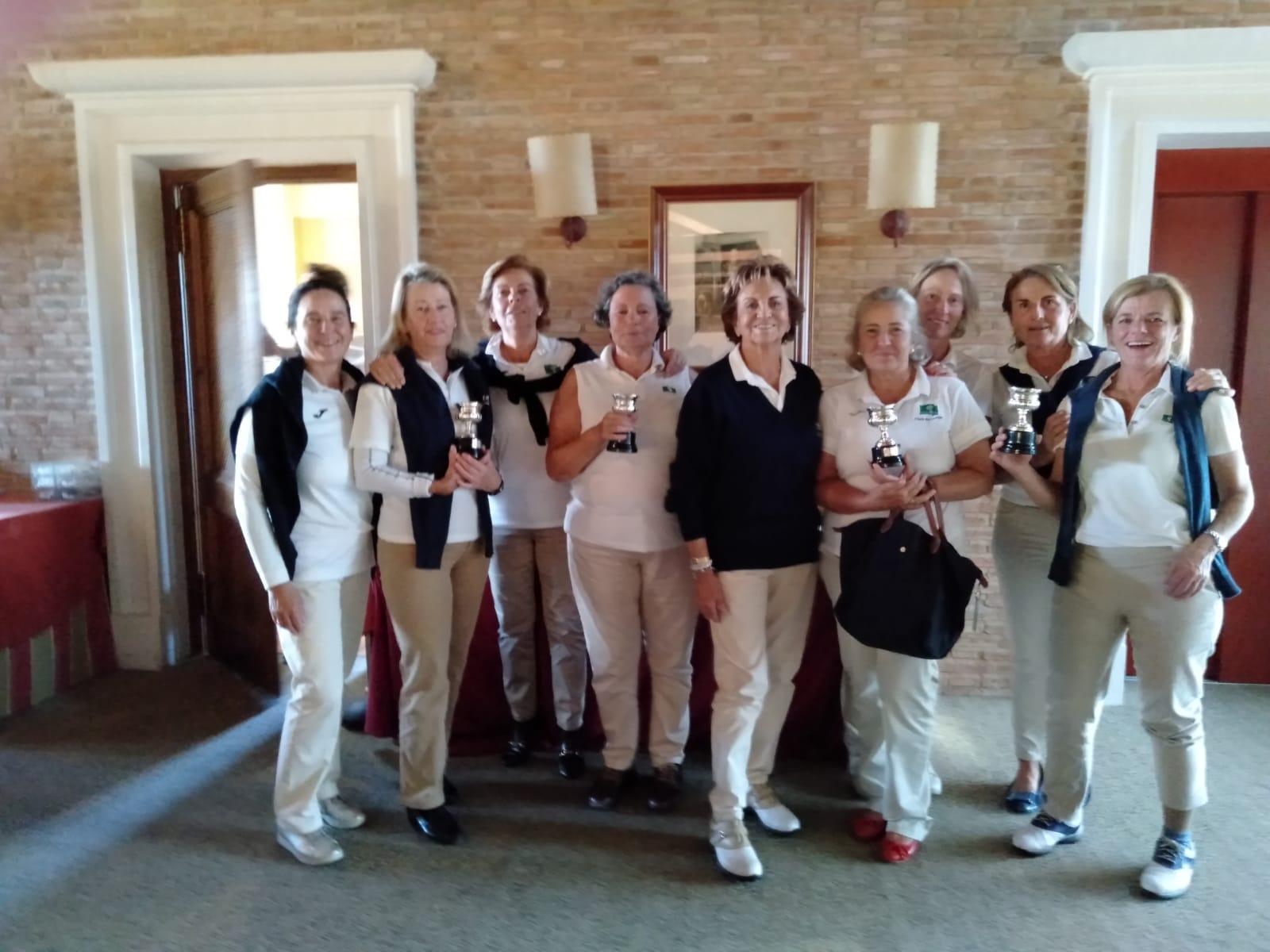 El equipo campeón en la 2ª categoría V Clubes Sénior Damas de golf, junto a la delegada Mª Luisa Rife.