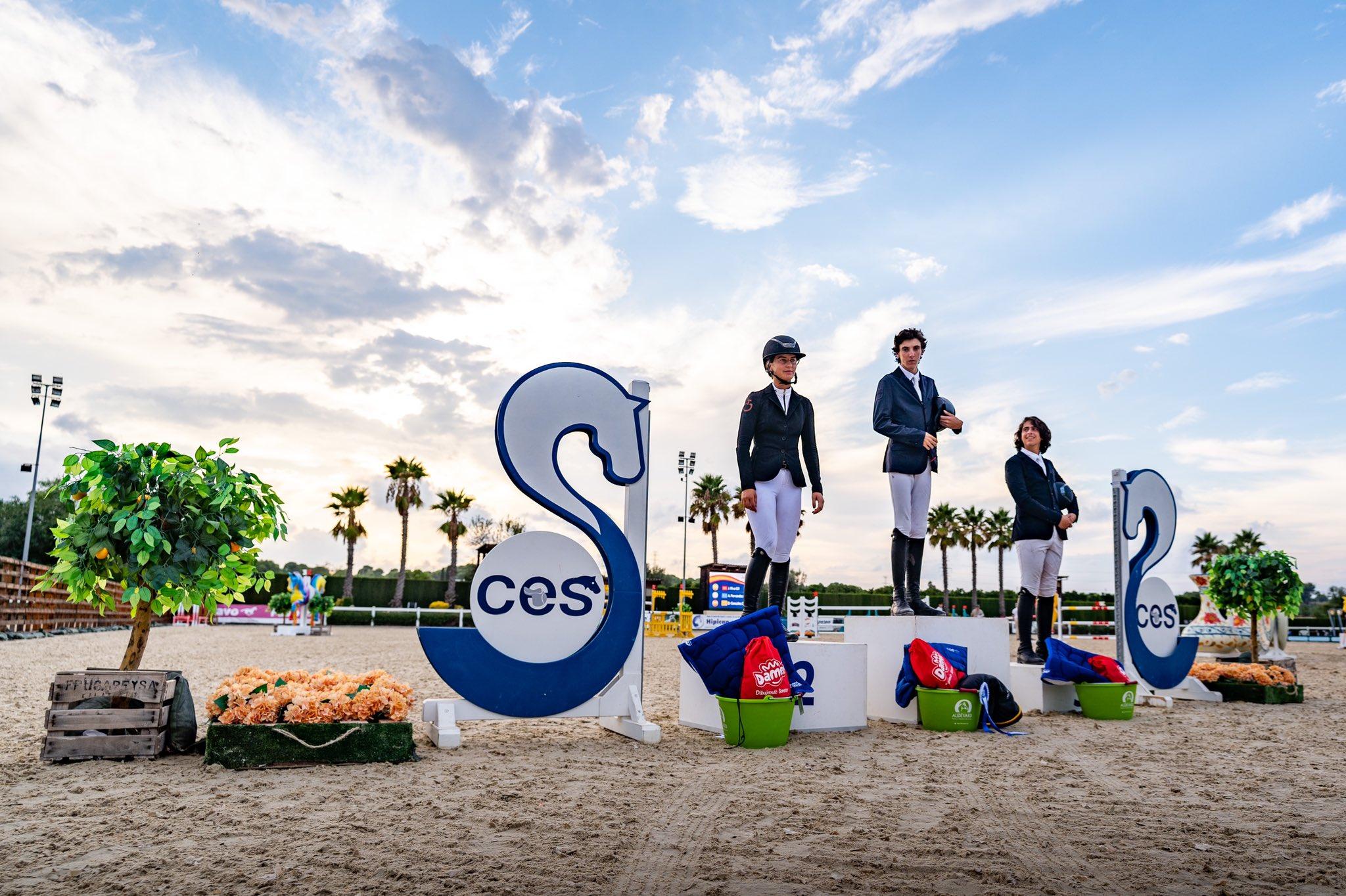 Juan Riva Gil, en lo más alto del Campeonato de España juvenil de saltos de hípica. Foto: Equus Media / Ces Valencia