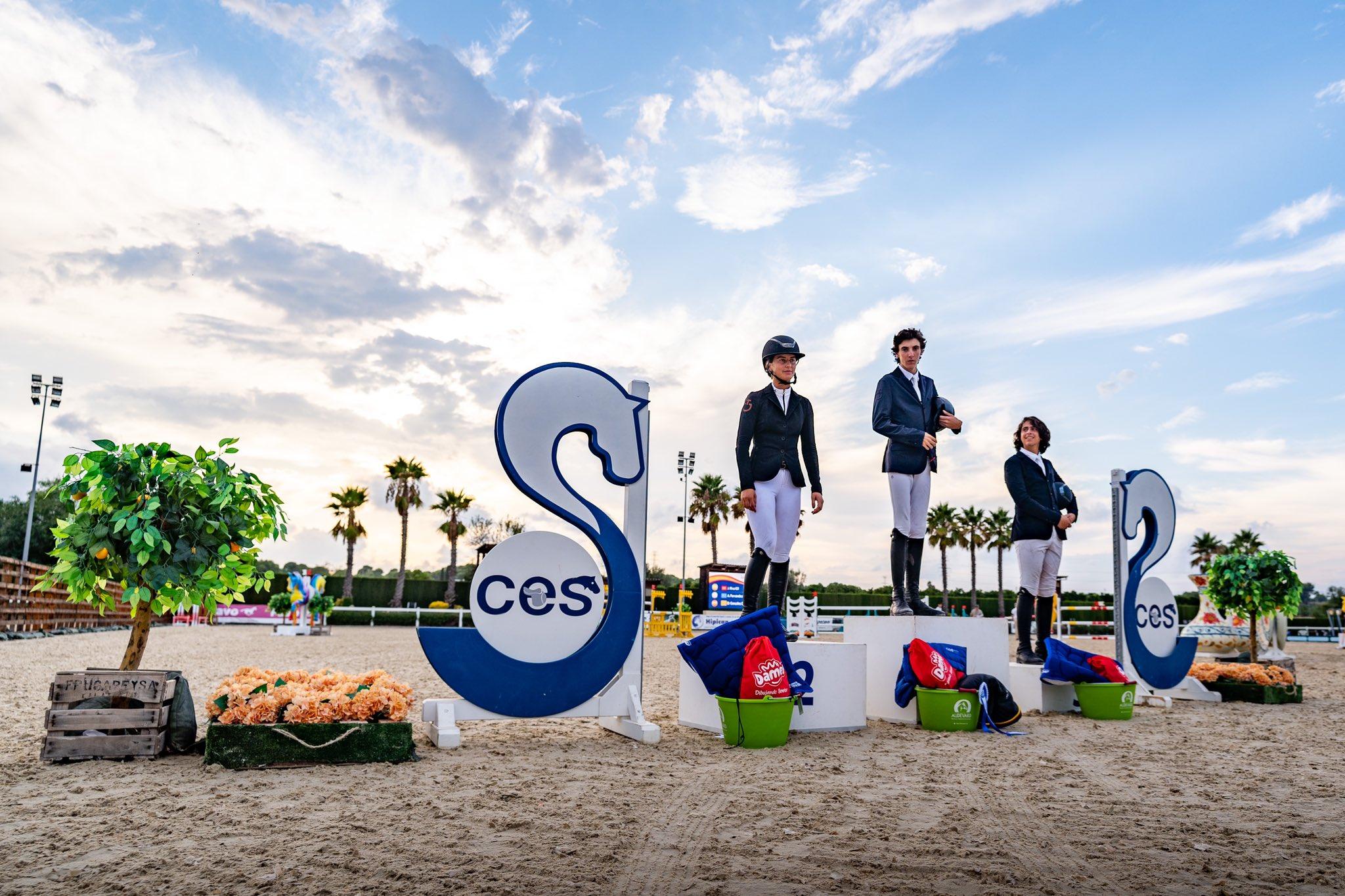 Juan Riva Gil, en lo más alto del Campeonato de España juvenil de saltos de hípica. Foto: Equus Media / Ces Valencia 