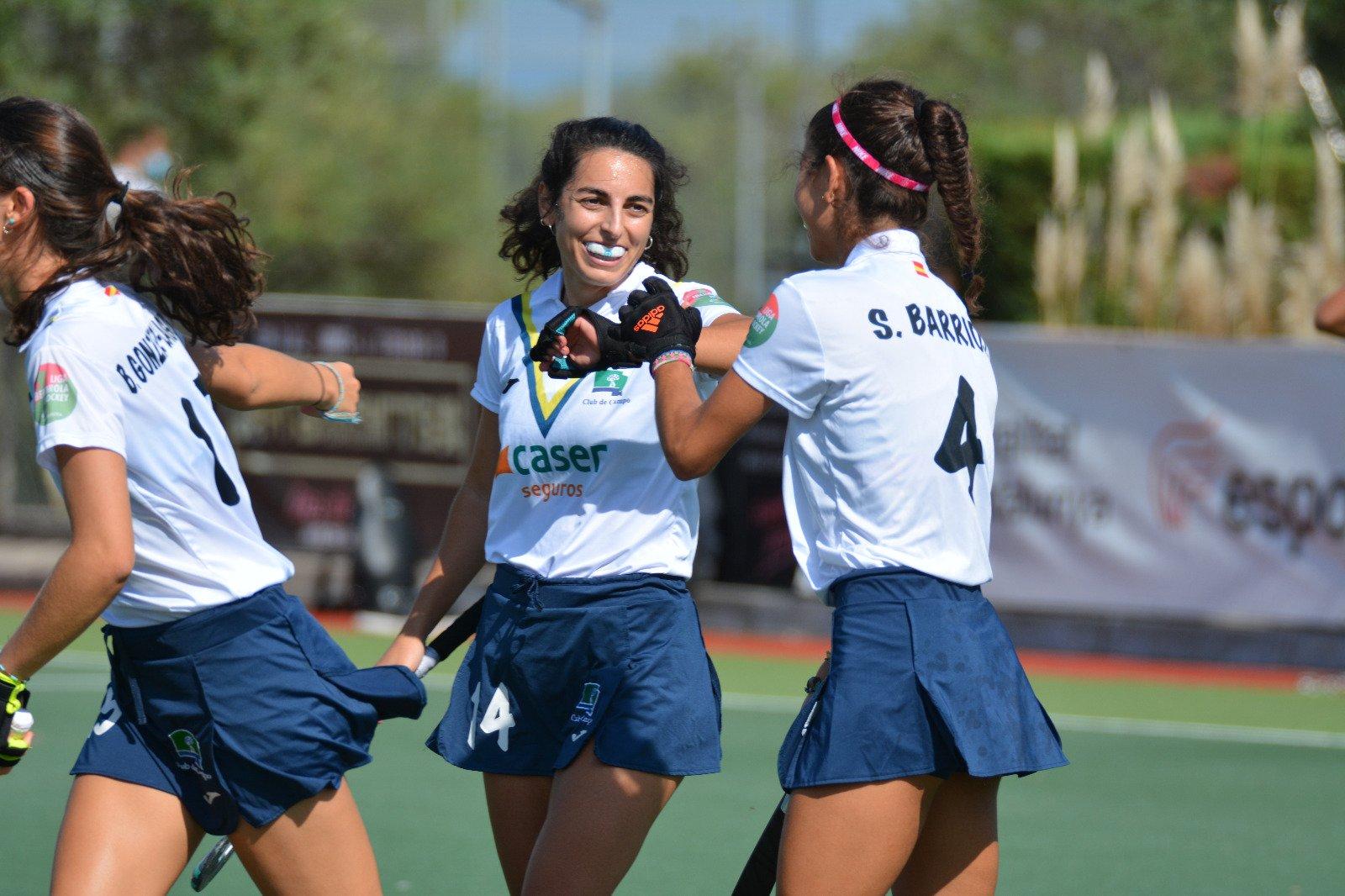 Las jugadoras de hockey del Club celebran un gol.