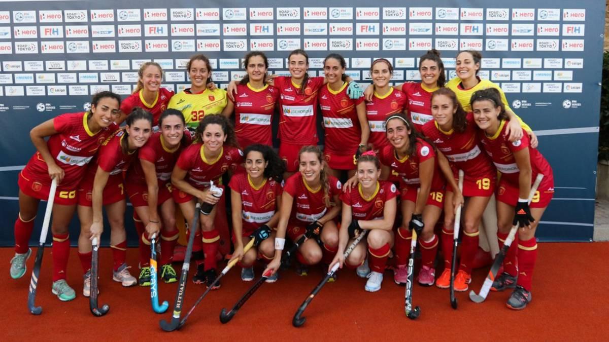 La selección española femenina celebra el título en las Hockey Series. Foto: RFEH