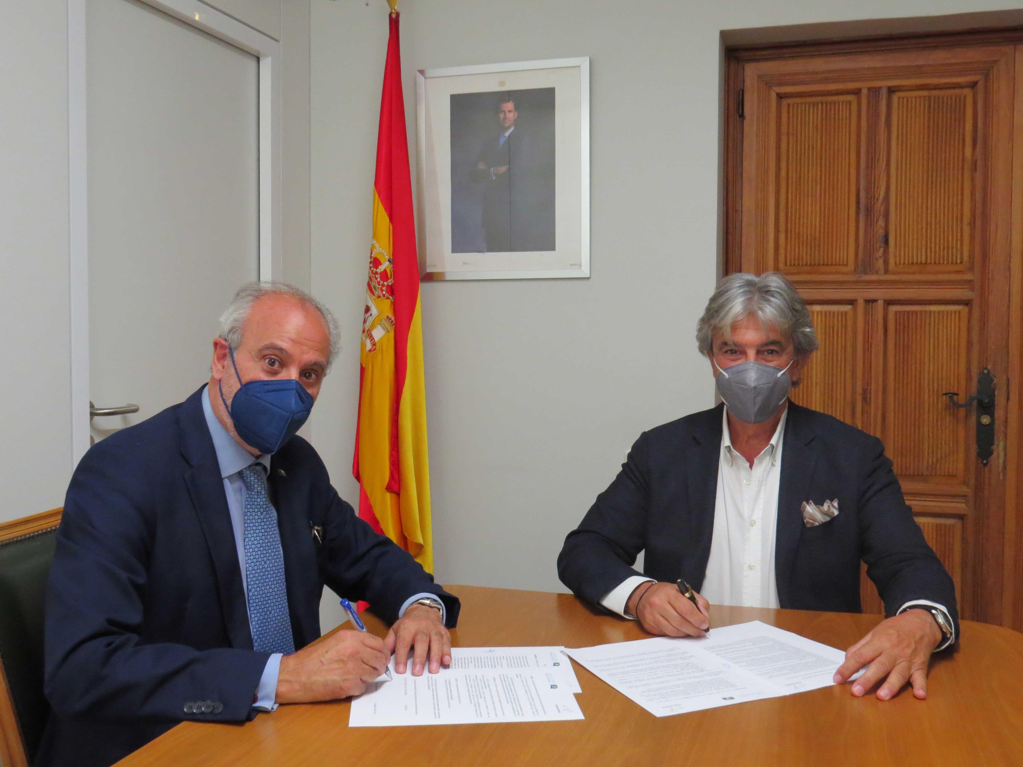 El gerente del Club, Juan Carlos Vera (izda.), y el presidente de ANCADES, Santiago Núñez.