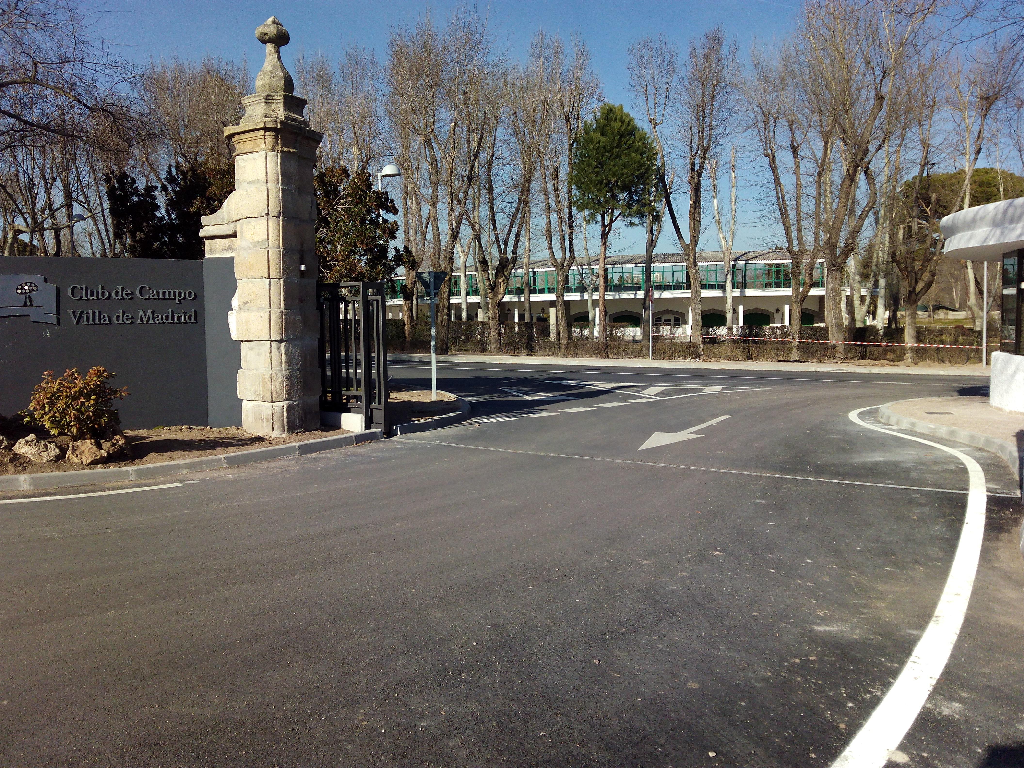 Entrada principal (carretera Castilla, km 2) al Club.