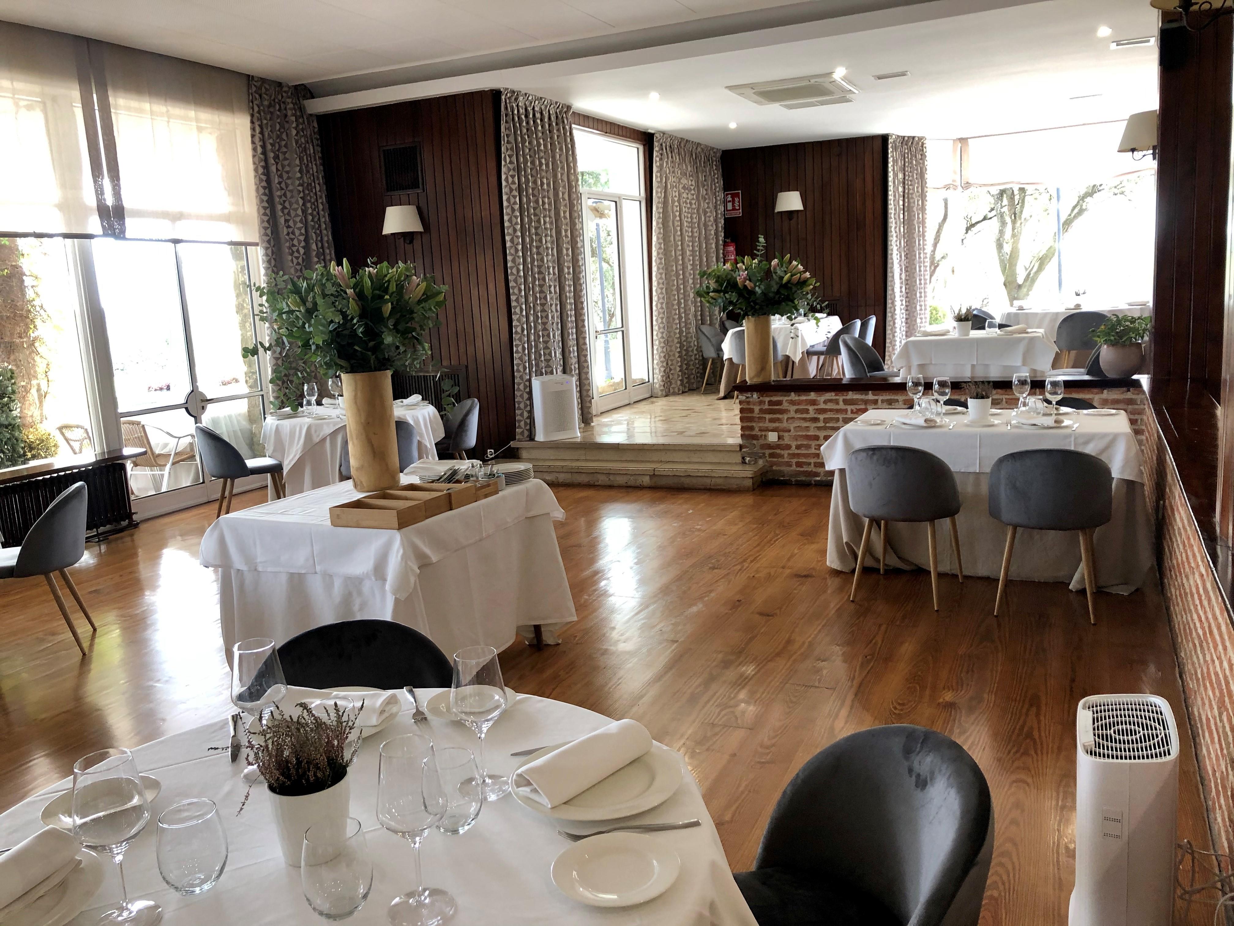 Comedor interior del restaurante del Pabellón Social.