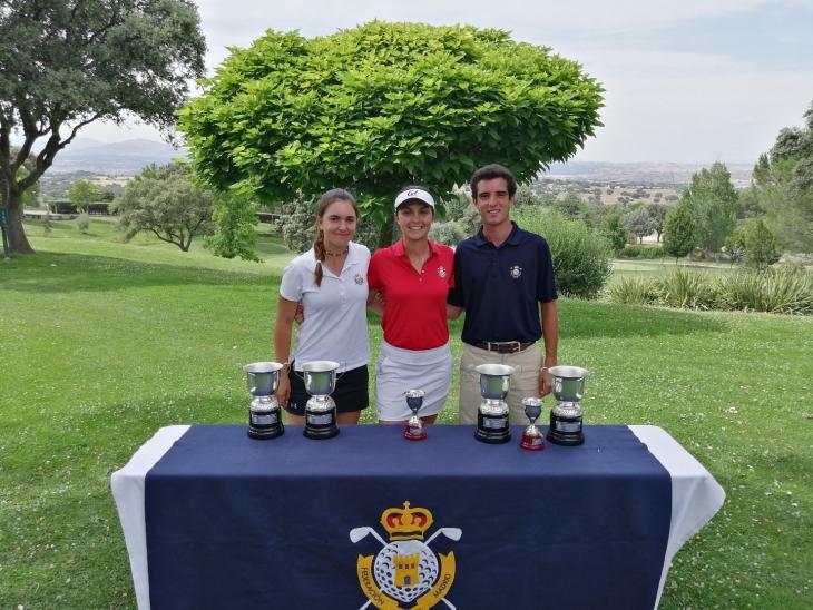 María Herráez (en el centro) posa tras ganar el Campeonato de Madrid sub 25. Foto: FedgolfMadrid