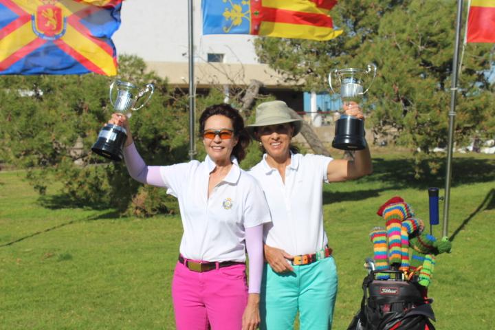 Las campeonas Xonia Wünsch y María de Orueta (izda.). Foto: Rfegolf