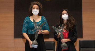 Mari Ruiz (izda.) y Carmen Cano, con el premio Natural de Jaén.