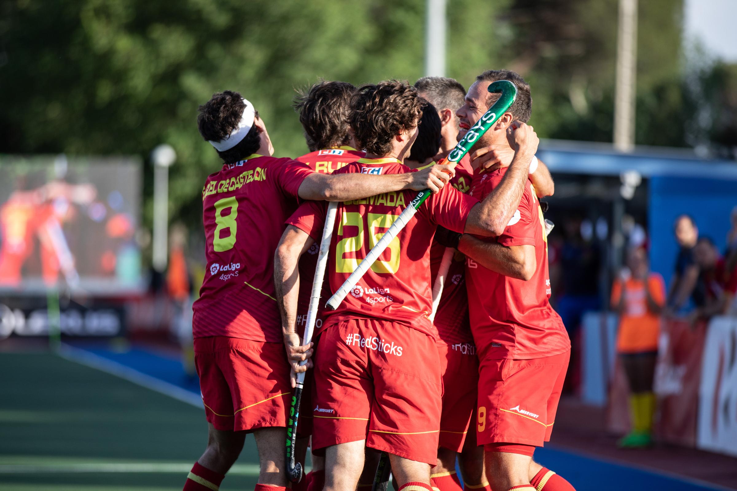 Los Red Sticks se abrazan tras marcar un gol. Foto: Miguel Ros