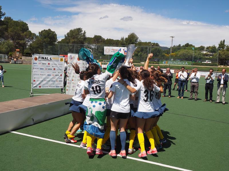 Rocío Gutiérrez levanta el título liguero rodeada por sus compañeras