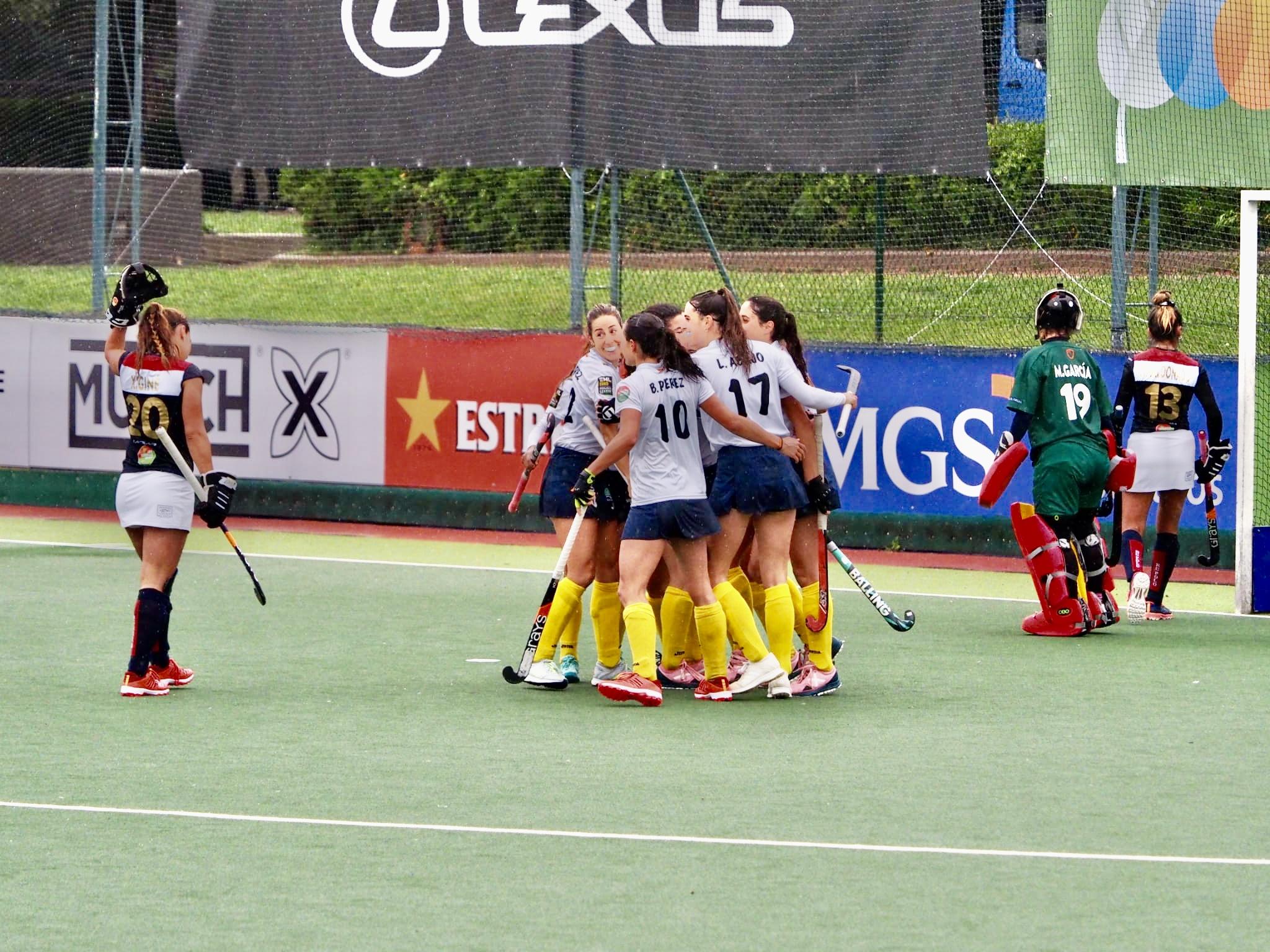 El equipo femenino celebra uno de los goles ante el RC Polo. Foto: Ignacio Monsalve / CCVM