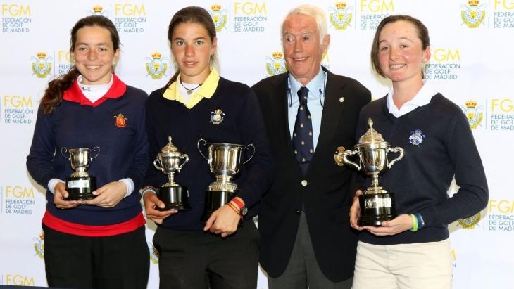 Blanca Fernández, segunda por la izquierda, con sus dos trofeos como subcampeona del Abierto de Madrid y como mejor madrileña del torneo. Foto: Federación Madrileña de Golf