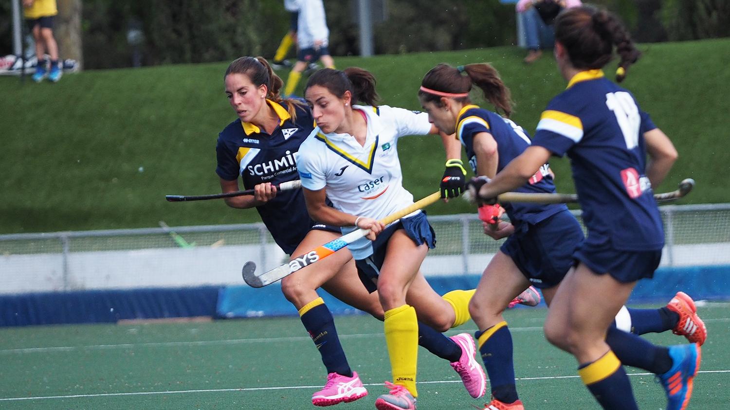 Bea Pérez se marcha de varias jugadoras del Jolaseta. Foto: Ignacio Monsalve