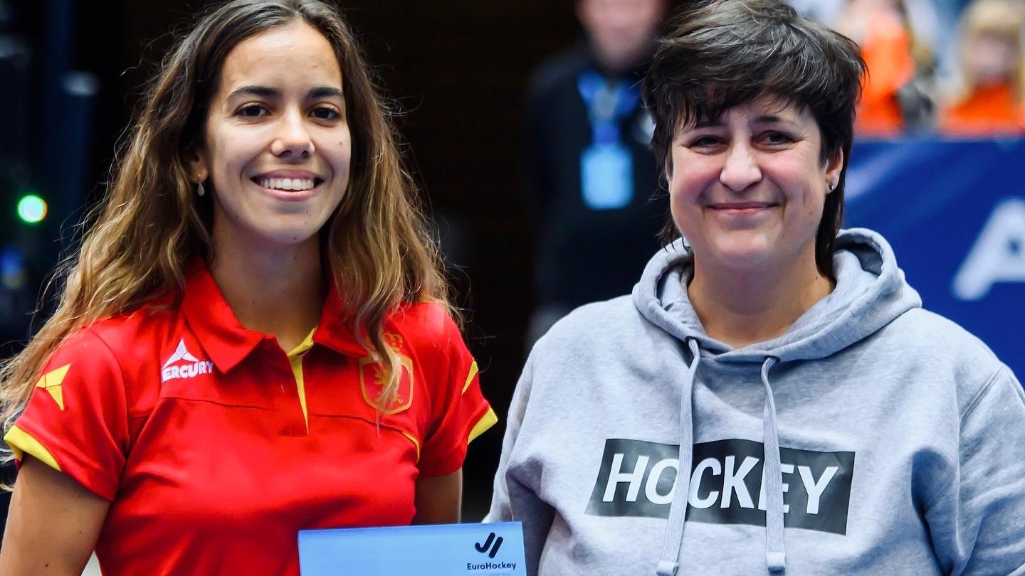 Berta Agulló recibe el galardón de mejor jugadora del Europeo de hockey sala.
