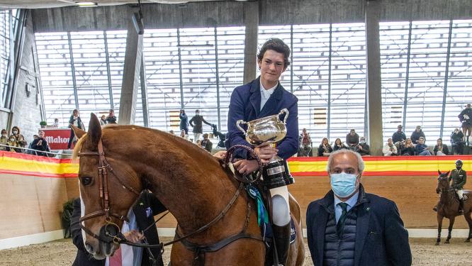El ganador del Top Ten, Emilio García-Torres Solano, junto al Gerente del Club, Juan Carlos Vera (dcha.). Foto: Miguel Ros