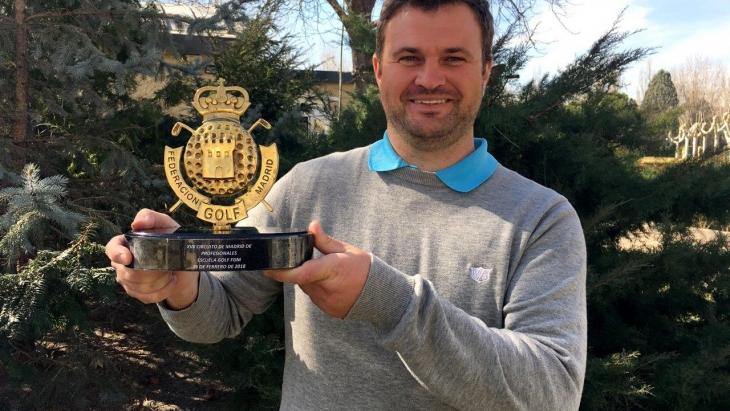 Carlos González "Monty" alza el trofeo de vencedor. Foto: Federación Madrileña de Golf