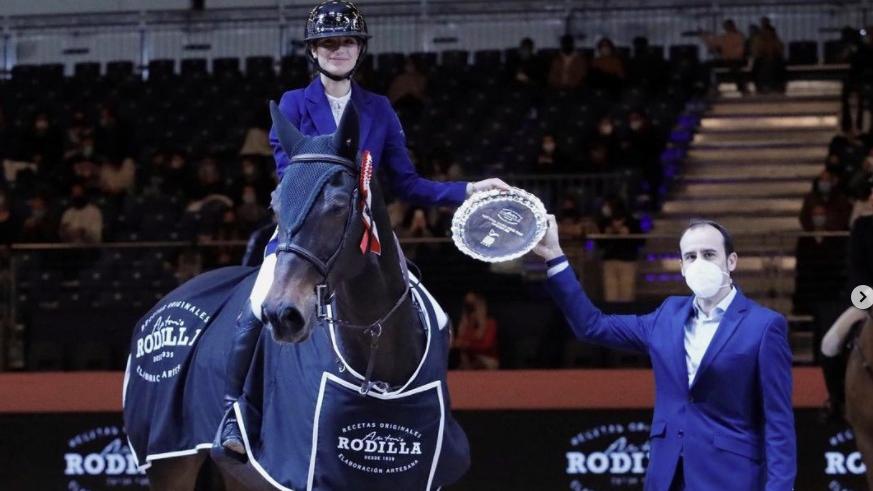 La amazona Carolina Villanueva gana en Ifema Madrid Horse Week 2021.