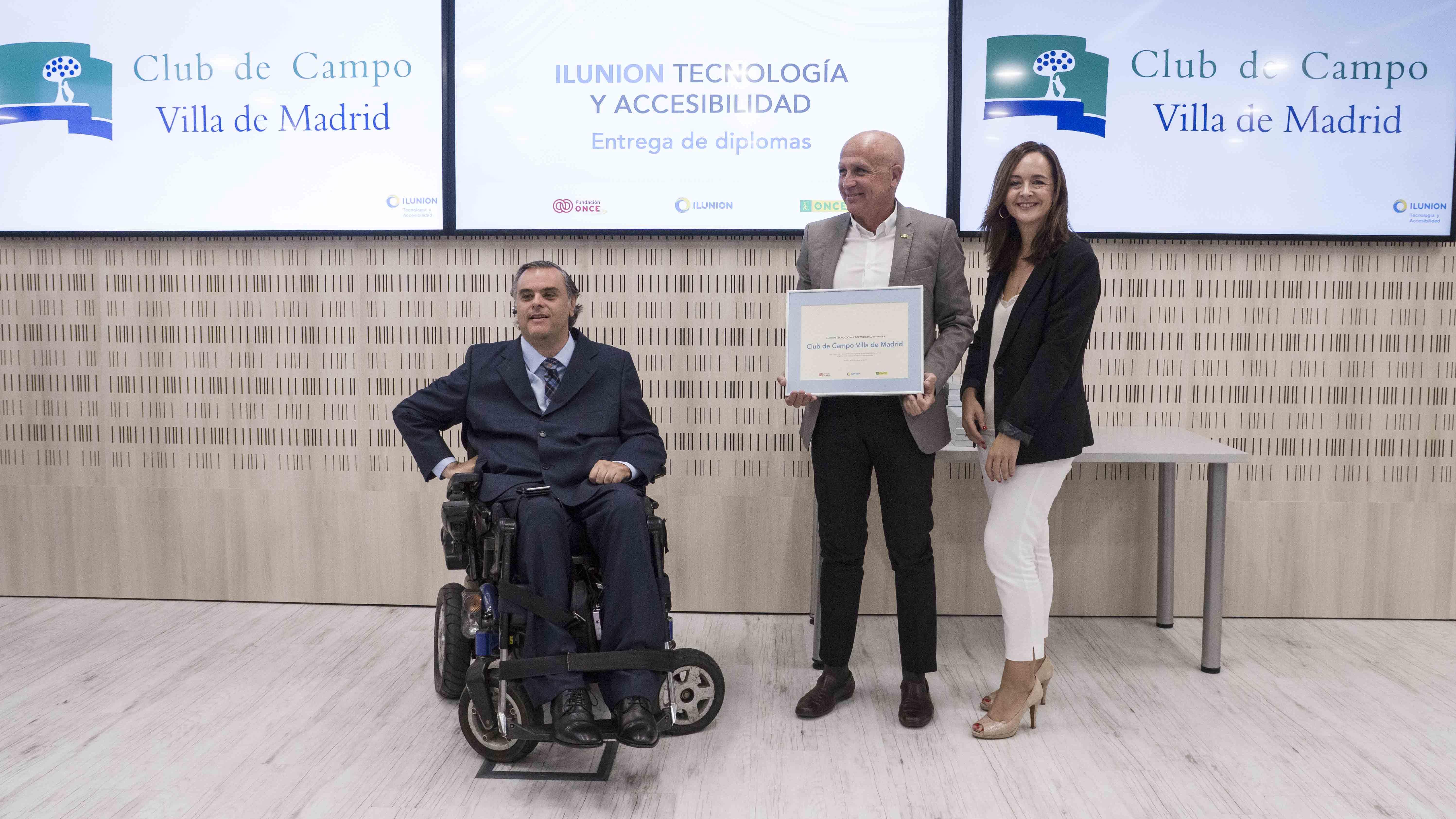 Joaquín Ballesteros recibe el Premio Ilunion