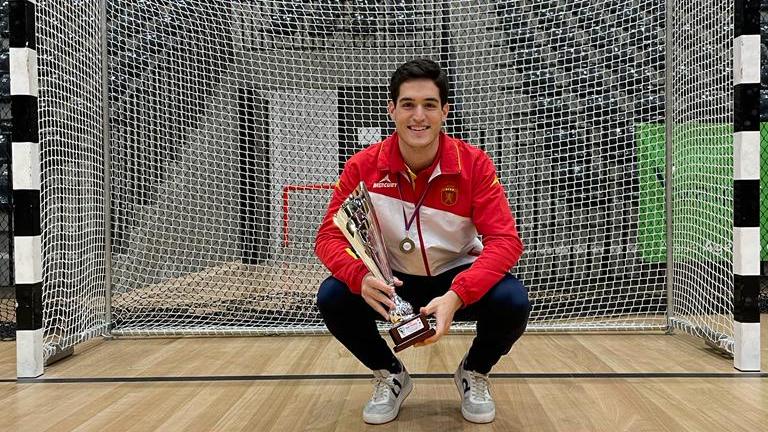 Enrique Zorita, con el trofeo de campeones del EuroHockey II.