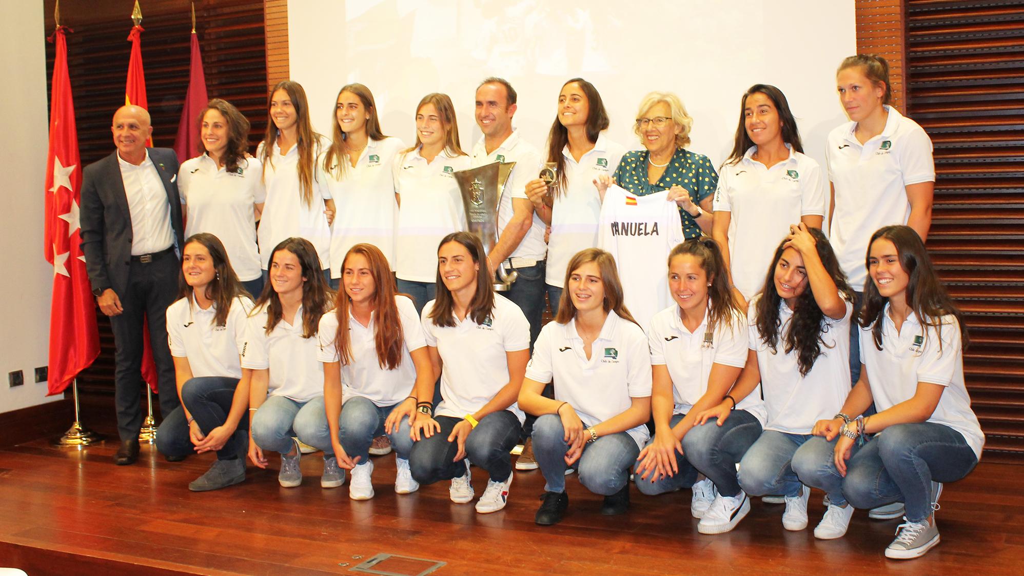 Foto de familia con las jugadoras del Club de Campo, Edu Aguilar, Joaquín Ballesteros y Manuela Carmena