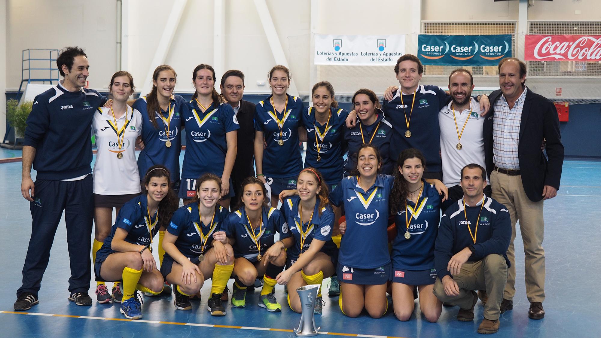 Plantilla y cuerpo técnico del Club de Campo tras conquistar el Campeonato de España de Hockey Sala 2017