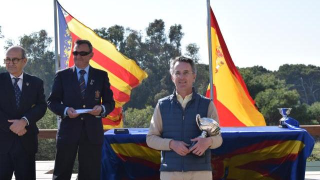 Ignacio González con el trofeo de campeón. Foto: Federación Madrileña de Golf