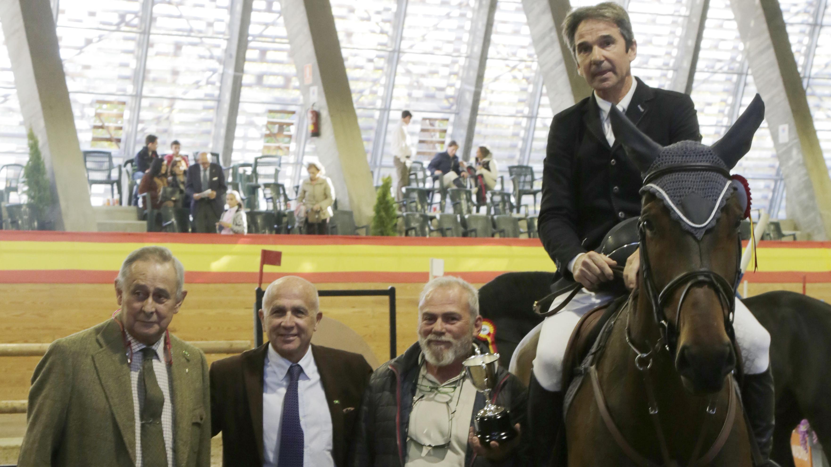 Jaime Baselga, Joaquín Ballesteros y Enrique Celorio (propietario de Clarín de Llamosas) entregan el trofeo a Jesús Garmendia. Foto: Ángel Yuste