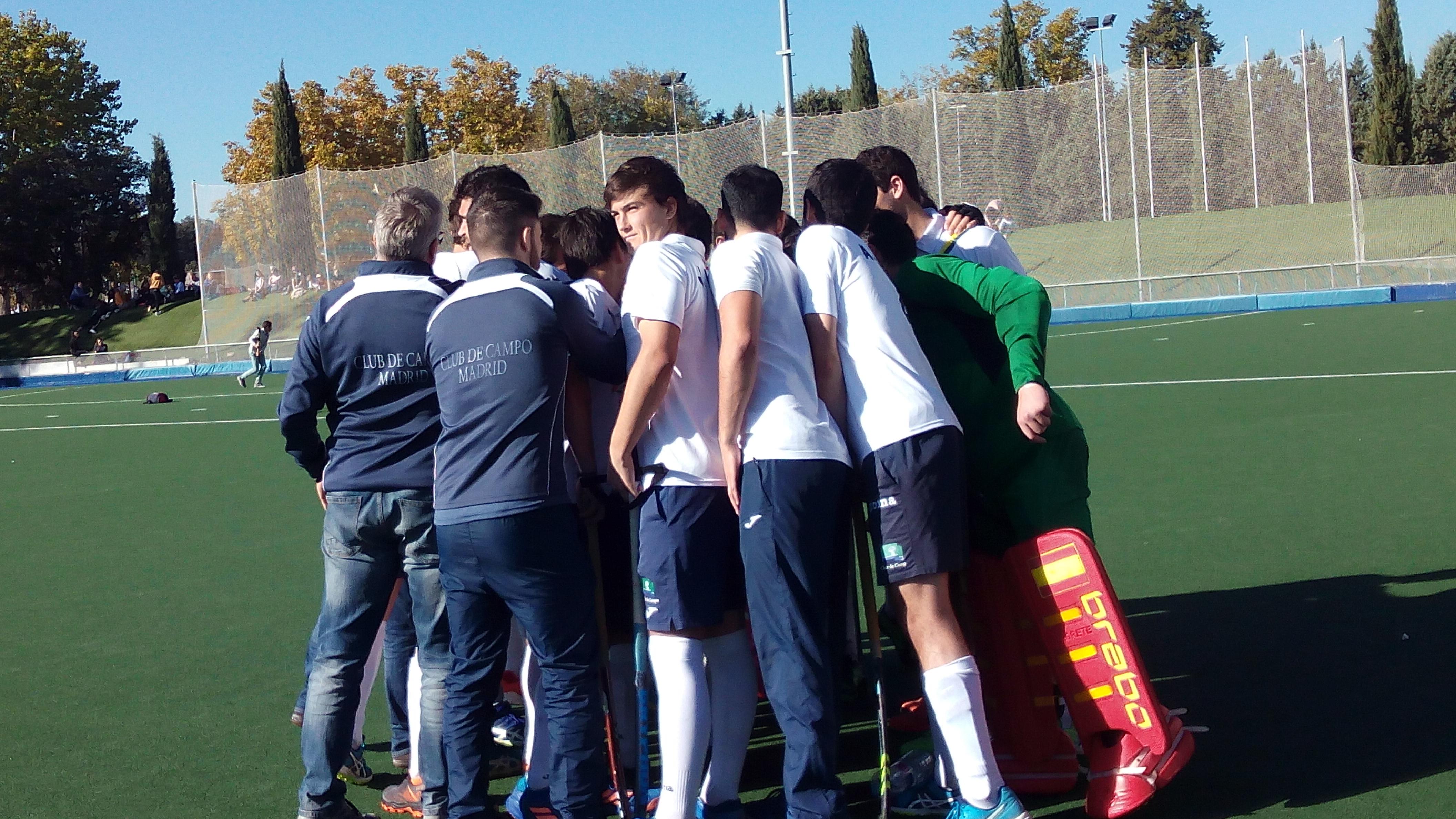 Jugadores y cuerpo técnico del Club de Campo celebran una victoria