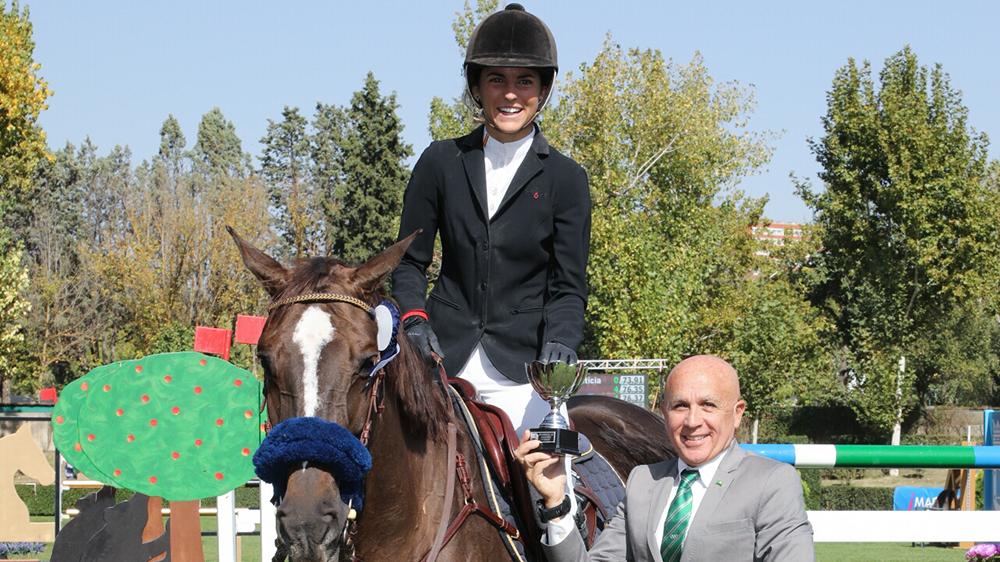 Leticia Riva recoge el premio de manos de Joaquín Ballesteros