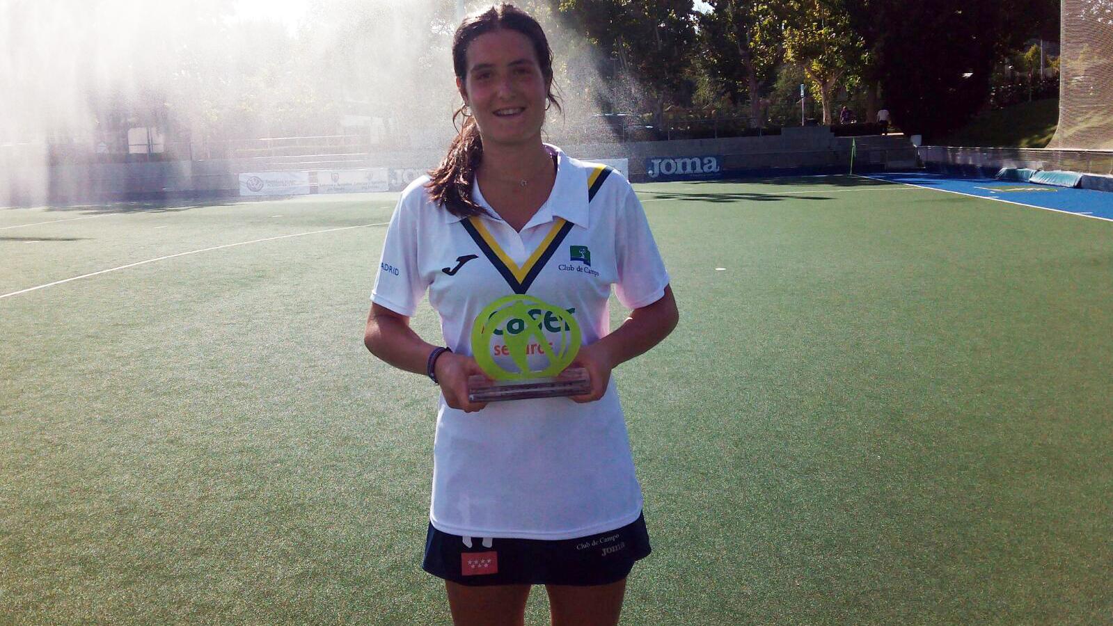 Marta Zorita con el Trofeo Iberdrola de MVP