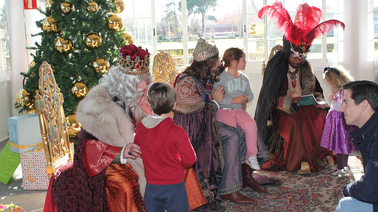 Los Reyes Magos con los niños