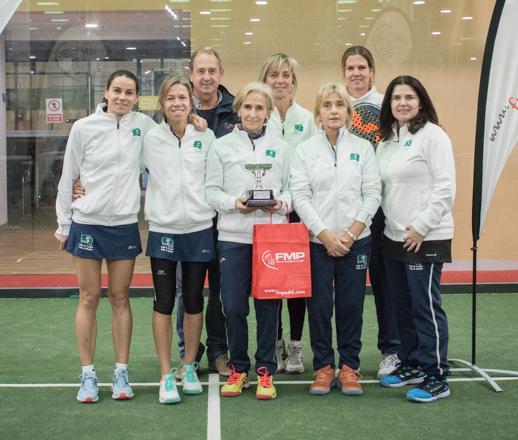 Las jugadoras del Club de Campo posan con la copa