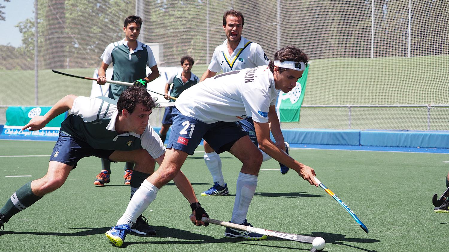 Quique González de Castejón controla la bola ante un jugador del Tenis con Álvaro Iglesias a la expectativa. Foto: Ignacio Monsalve