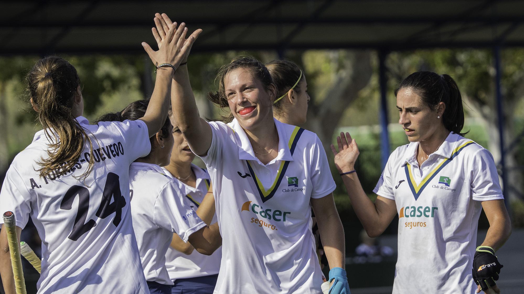 Alejandra Torres-Quevedo felicita a Rebecca Grote junto a Bea Pérez. Foto: Ignacio Monsalve